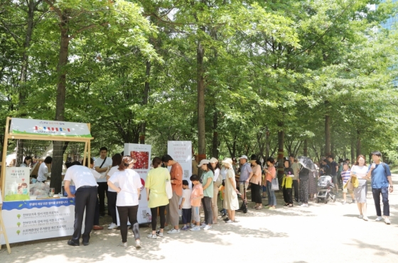 한샘이 지난 5월26일 서울숲에서 가진 한부모 가족 지원 프로그램 '세상모든가족함께' 숲속 나들이 행사./사진제공=한샘<br>
