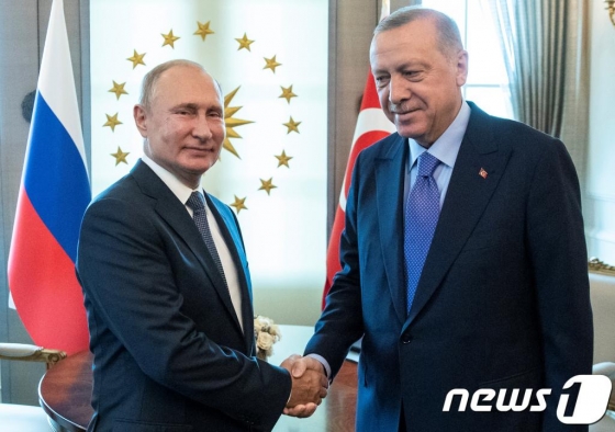 블라디미르 푸틴 러시아 대통령이 지난달 16일(현지시간) 앙카라에서 시리아 내전 종식을 위한 '러시아-터키-이란' 3자회담 중 레제프 타이이프 에르도안 터키 대통령과 악수를 하고 있다./로이터=뉴스1
