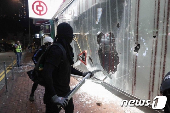 중국은행을 부수고 있는 홍콩 시위대. © 뉴스1
