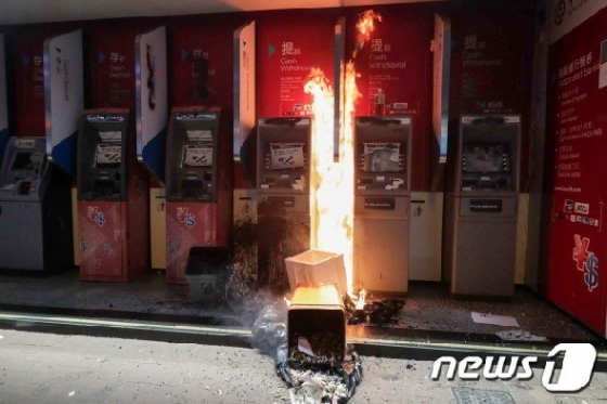 홍콩 시위대가 던진 화염병에 현금자동입출금기(ATM)가 불타고 있다. © 뉴스1