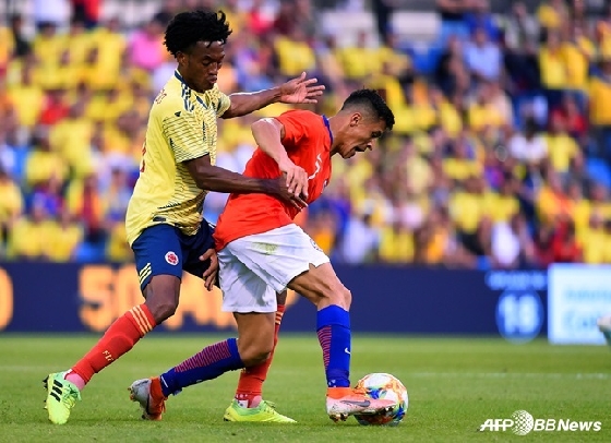 13일 열린 A매치에서 칠레의 알렉시스 산체스(우) 콜롬비아 후안 콰드라도와 공을 다투는 모습. 이 경기에서 산체스가 왼쪽 발목 부상을 입었다. /AFPBBNews=뉴스1<br>
<br>
