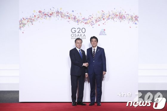 문재인 대통령이 지난 28일 오전 인텍스 오사카에서 열린 G20 정상회의 공식환영식에서 의장국인 일본 아베 신조 총리와 악수하고 있다. (청와대 제공) 2019.6.29/뉴스1  