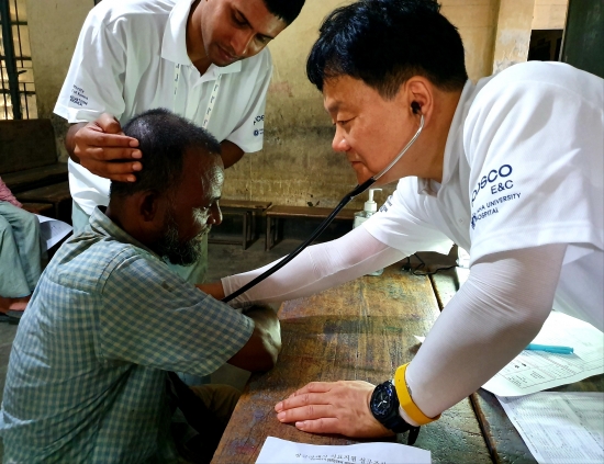 포스코건설이 지난 8일부터 사흘간 방글라데시 마타바리에 있는 푸란 바자(Puran Bazar)초등학교에서 인하대병원 의료진과 함께 의료 봉사활동을 펼치고 있다. /사진제공=포스코건설 