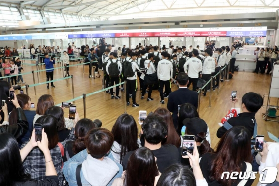 (손흥민 등 대한민국 남자 축구대표팀 선수들이 13일 오후 인천국제공항에서 출국 수속을 기다리고 있다./사진=뉴스1