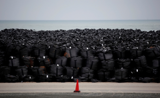 일본 후쿠시마 내 임시 보관 중인 방사능 제염 폐기물 자루. /사진=로이터