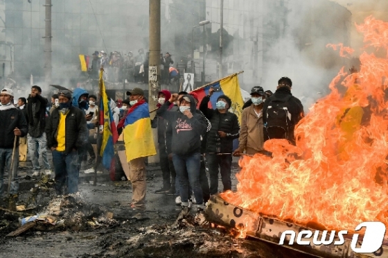 에콰도르 반정부 시위대가 13일(현지시간) 시위를 벌이고 있다. © AFP=뉴스1
