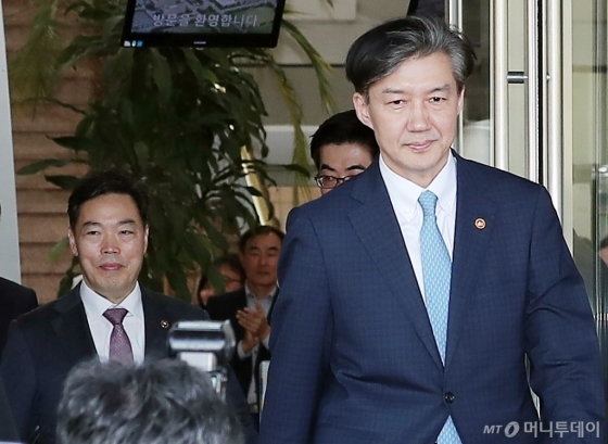 [사진]조국 장관 배웅하는 김오수 차관
