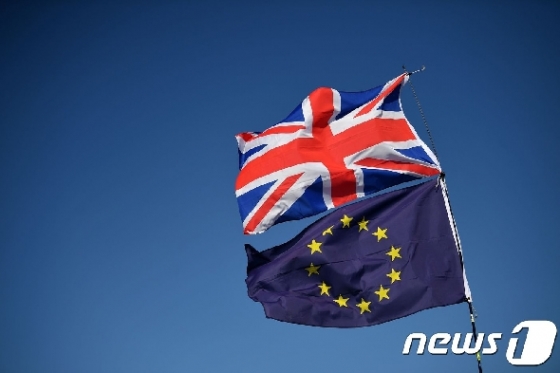 영국 국기(사진 위)와 유럽연합(EU)기.© AFP=뉴스1