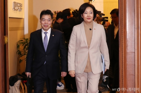 [사진]국무회의 참석하는 박영선-김오수
