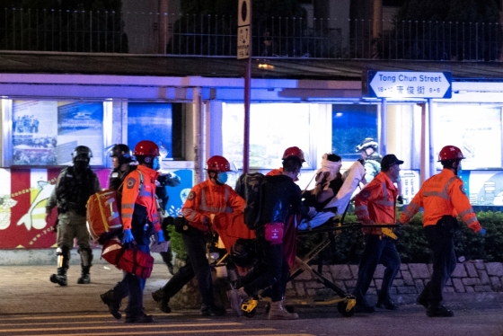 13일 홍콩 동부 청콴오에서 일어난 시위 도중 부상자가 병원으로 이송되고 있다. /사진=로이터