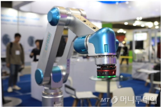한국기계연구원 로봇메카트로닉스연구실 도현민 박사 연구팀이 개발한  '충돌예측 직접교시 장치'가 로봇팔에 부착돼있다./사진제공=한국기계연구원