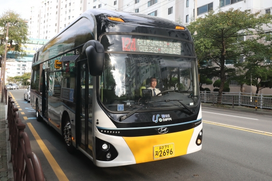 전국 최초로 시내버스 노선에 투입된 울산 124번 수소전기버스가 운행을 하고 있다. / 사진=이기범 기자 leekb@