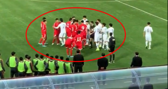 한국과 북한 선수들이 신경전을 벌이는 모습. /사진=요아킴 버그스트룀 주 북한 스웨덴 대사 트위터 캡처