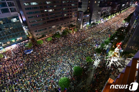 검찰 개혁을 요구하는 시민들이 지난 12일 서울 서초대로 서초역 일대에서 집회에 참가해 촛불을 들고 있다. /사진=뉴스1