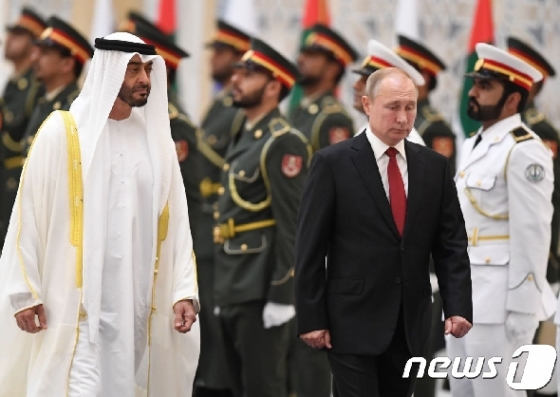 UAE를 방문한 블라디미르 푸틴 러시아 대통령이 15일(현지시간) 아부다비의 알와탄 궁에서 셰이크 무함마드 빈 자예드 알나흐얀 아부다비 왕세제와 의장대를 사열하고 있다. © AFP=뉴스1 © News1 우동명 기자