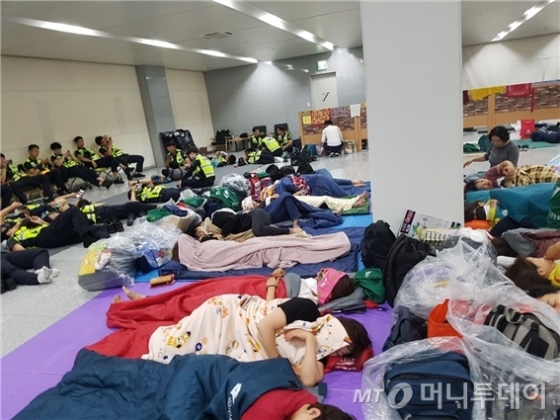 한국도로공사 본사를 점거한 노동자들이 경찰과 함께 생활하는 모습. /사진제공=톨게이트직접고용대책위원회
