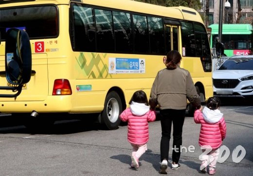 서울 시내 한 유치원에서 보호자들이 아이들을 하원시키고 있다.(자료사진) /사진=홍봉진 기자