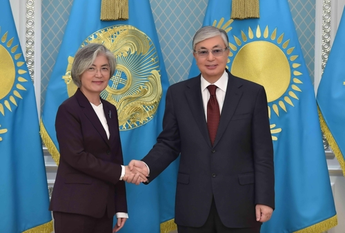 강경화 외교부 장관은 16일 카자흐스탄 누르술탄에서 열린 제12차 한-중앙아 협력 포럼에 참석하고 카심-조마르트 토카예프 카자흐스탄 대통령을 예방했다.<br>

