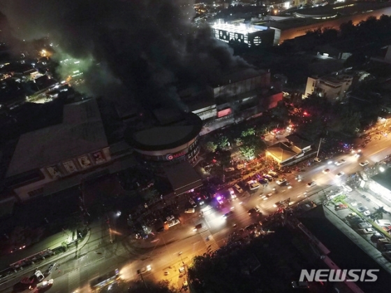 16일(현지시간) 필리핀 남부 코타바토주 산토스 시에서 지진으로 한 쇼핑몰에 화재가 발생해 검은 연기가 솟구치고 있다./사진=뉴시스