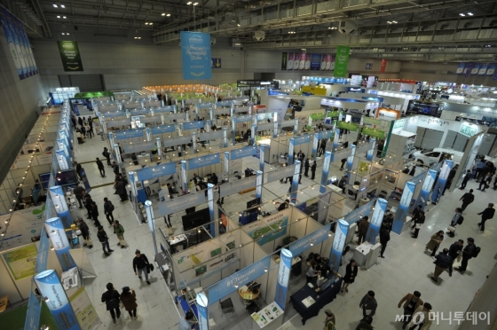 한국전력이 다음달 6~8일 광주 김대중컨벤션센터에서 '2019 빛가람 국제 전력기술 엑스포(BIXPO 2019)'를 개최한다. 사진은 지난해 'BIXPO 2018' 신기술전시회에서 참여 기업들이 최신 에너지 기술을 소개하고 있는 모습./사진제공=한전