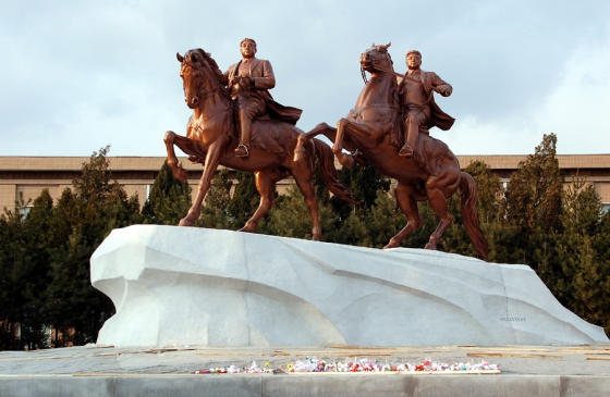 평양 만수대 창작사 앞 건립된 김일성-김정일 부자의 기마 동상 /사진=우리민족끼리 