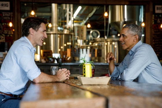 지난 5월 캐나다 온타리오의 한 맥주집에서 만난 쥐스탱 트뤼도 캐나다 총리(왼쪽)와 버락 오바마 전 미국 대통령(오른쪽). /사진=로이터