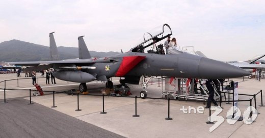 17일 오후 경기도 성남 서울공항에서 개최된 '서울 국제 항공우주 및 방위산업 전시회(서울 ADEX 2019)' 야외 전시장에 전투기 F-15K(슬램이글)가 전시돼 있다. / 사진=김휘선 기자 hwijpg@