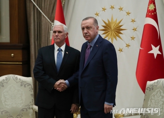 17일(현지시간) 터키에 도착한 마이크 펜스 미국 부통령(왼쪽)이 대통령궁을 찾아 레제프 타이이프 에르도안 대통령과 악수하고 있다. /사진=뉴시스