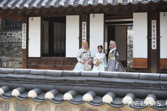 서울 중구 남산골한옥마을에서 한복을 입은 외국인들이 기념촬영을 하고 있다. /사진=뉴시스