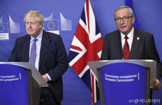【브뤼셀=AP/뉴시스】보리스 존슨 영국 총리(왼쪽)와 장 클로드 융커 유럽연합(EU)집행위원장이 17일(현지시간) 벨기에 브뤼셀 EU 본부에서 기자회견을 열어 브렉시트안 합의에 관해 발표하고 있다. 2019.10.17