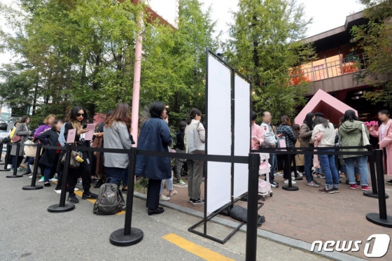 Fans wait in a long line to get into BTS' pop-up store, 'House of BTS', on the first day of its open, Oct. 18. PHOTO: News1<br />
