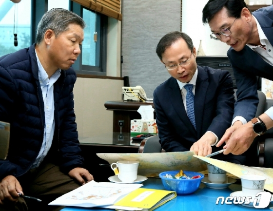 [사진] 청구인 측 설명 듣는 이영진, 김기영 헌법재판관
