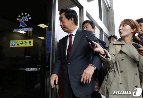 '딸 KT 채용청탁' 혐의를 받고 있는 김성태 자유한국당 의원이 18일 오전 서울 양천구 남부지법에서 열린 3차 공판에 출석하고 있다. /사진=뉴스1