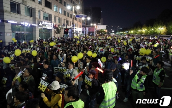[사진] 행진하는 검찰개혁 촛불문화제 참가자들