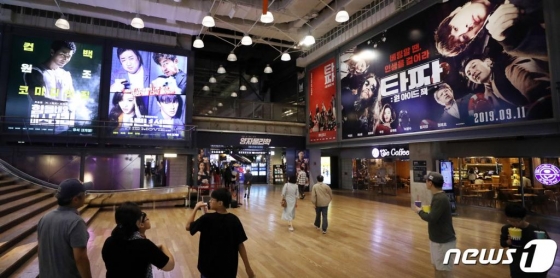 지난달 15일 영화 관람객들이 서울 시내 한 극장을 찾는 모습. /사진=뉴스1