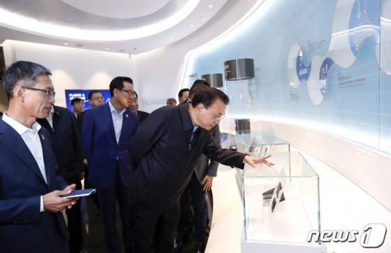 리커창 중국 총리가 지난 14일 중국 산시성에 있는 삼성전자 반도체 공장을 시찰했다. 2019.10.15/뉴스1 © News1 이동원 기자