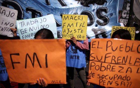 지난달 24일 아르헨티나 수도 부에노스아이레스에서 열린 시위에서 시민들이 마우리시오 마크리 아르헨티나 대통령의 경제 정책을 비판하고 있다. /사진=로이터.