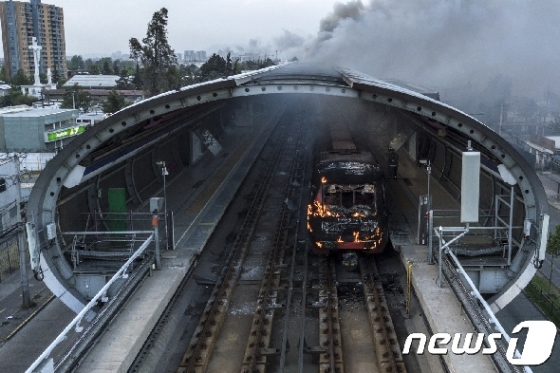 불에 탄 칠레 산티아고 지하철 역사 내부. © AFP=뉴스1