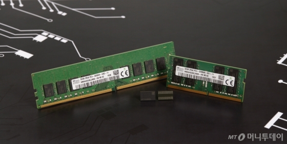 SK하이닉스가 개발한 3세대 10나노급(1z) DDR4 D램/사진제공=SK하이닉스
