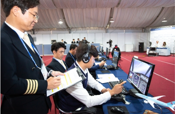 '2019 대한항공 플라이트 시뮬레이션 콘테스트'에서 참가자들이 시뮬레이터를 조종하고 있다./사진제공=대한항공