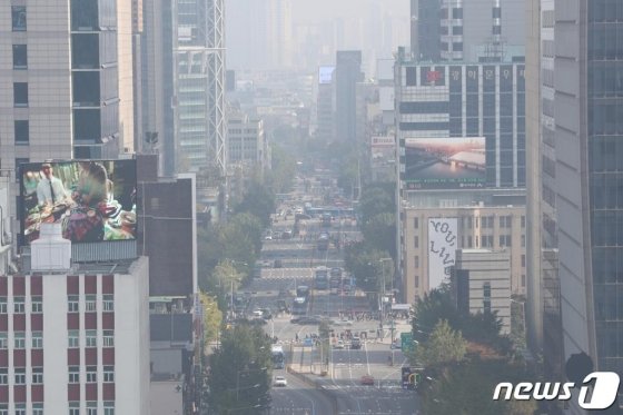 수도권과 강원 등 일부 지역의 미세먼지와 초미세먼지 농도가 '나쁨' 수준을 보이는 지난 20일 오후 서울 종로구의 도심이 뿌옇다./사진=뉴스1