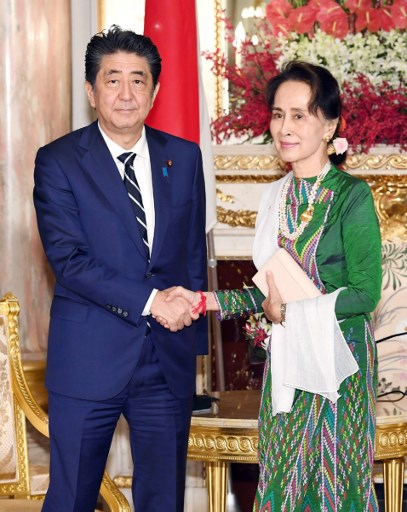 아웅산 수치 미얀마 국가자문역(오른쪽)과 만난 아베 신조 일본 총리/사진=AFP
