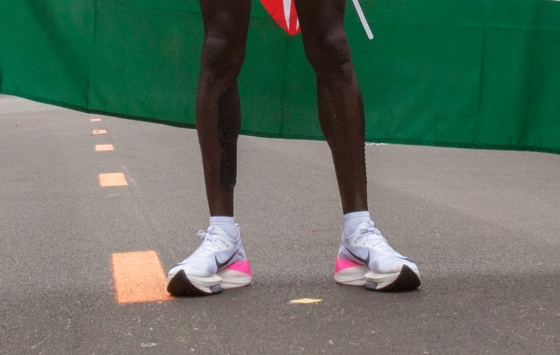 케냐 마라톤 선수 엘리우드 킵초게가 지난 12일 사상 최초로 마라톤 풀코스 2시간 벽을 깰 때 신었던 신발. /사진=AFP