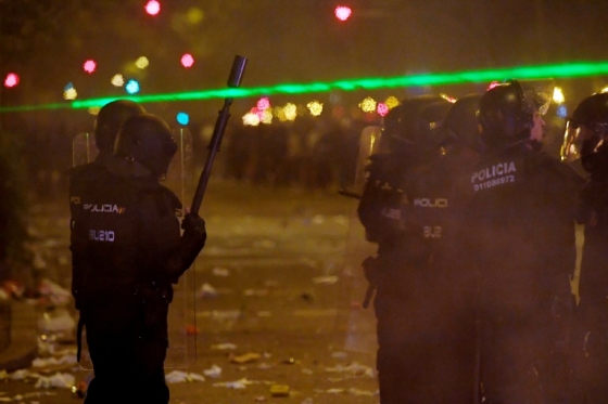 카탈루냐 시위대가 홍콩 시위를 모방해 경찰 시야를 방해하는 레이저 포인터를 사용하고 있다. /사진=AFP