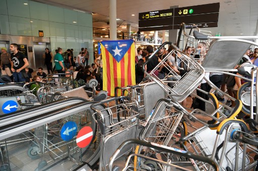 14일(현지시간) 스페인 바르셀로나 엘 프라트 공항을 카탈루냐의 분리독립을 요구하는 시위대가 점거했다. /사진=AFP