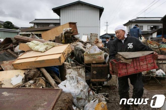 지난 15일 일본 나가노 시에서 제19호 태풍 하비기스로 피해를 입은 주민들이 파손된 가구 등을 옮기며 복구작업을 하고 있다./사진=뉴스1