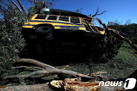 [사진] 美 토네이도 강타…쓰러진 스쿨버스와 부러진 나무