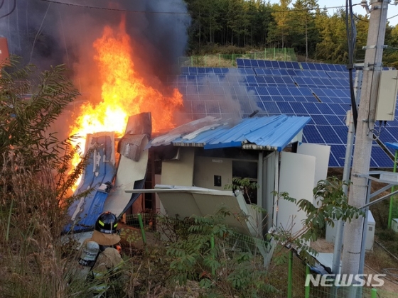 경남 하동군 진교면 태양광발전설비 ESS(에너지 저장장치)에서 21일 오후 4시 14분께 과부화 등으로 화재가 발생했다.(하동소방서 제공)/사진=뉴시스