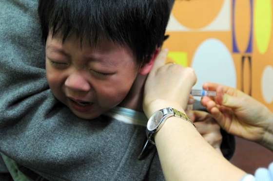 서울 용산구 서계동 소화아동병원을 찾은 한 어린이가 독감 예방주사를 맞고 있다.  /사진=뉴스1