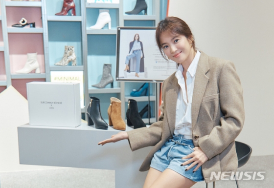 배우 송혜교가 여성 신발 브랜드 슈콤마보니의 첫 사회공헌 활동에 참여했다./사진=뉴시스